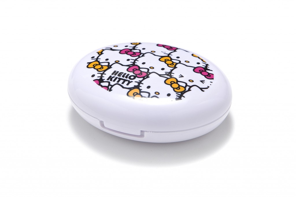 מארז נסיעות לעדשות מגע 99 שח.הלו קיטי HELLO KITTY המקורי_ניתן להשיג בחנויות Sanrio_ צילום דדי אליאס (2)