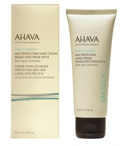 AGE PERFECTING HAND CREAM-קרם ידיים של אהבה צילום אלן קוסטהl (Custom) (Custom)