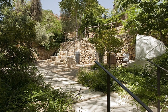 הבוסתן הפורח והמובשם מעצי התבלינים