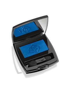 צללית כחולה במרקם סאטן/LANCOME/מחיר: 185 ₪/להשיג ברשתות הפארם.