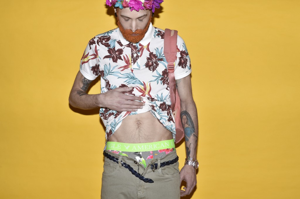 חולצת פולו: Tommy Hilfiger / מכנס ברמודה: רנוארמן / תחתונים: American Eagle/ חגורה :  Diesel /  תיק: Hrschel ל'סטורי' / שעון וצמידים: Tous /  סרט פרחים לשיער:  H&M