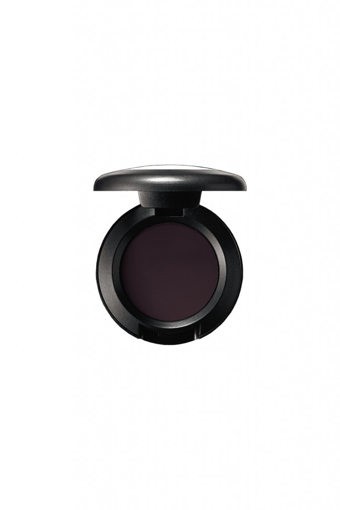 צללית עיניים בגוון Carbon Matte, מאק (90 ש״ח)
