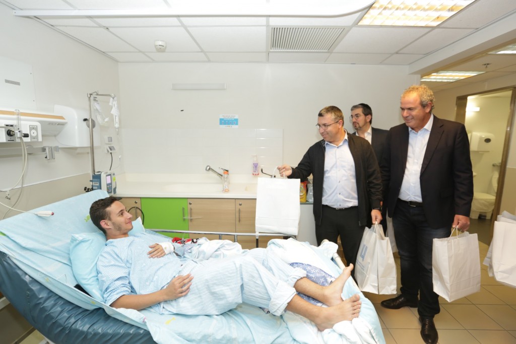 יורם דבש, ישראל וונצובסקי עם החולה עידו אדלמן 