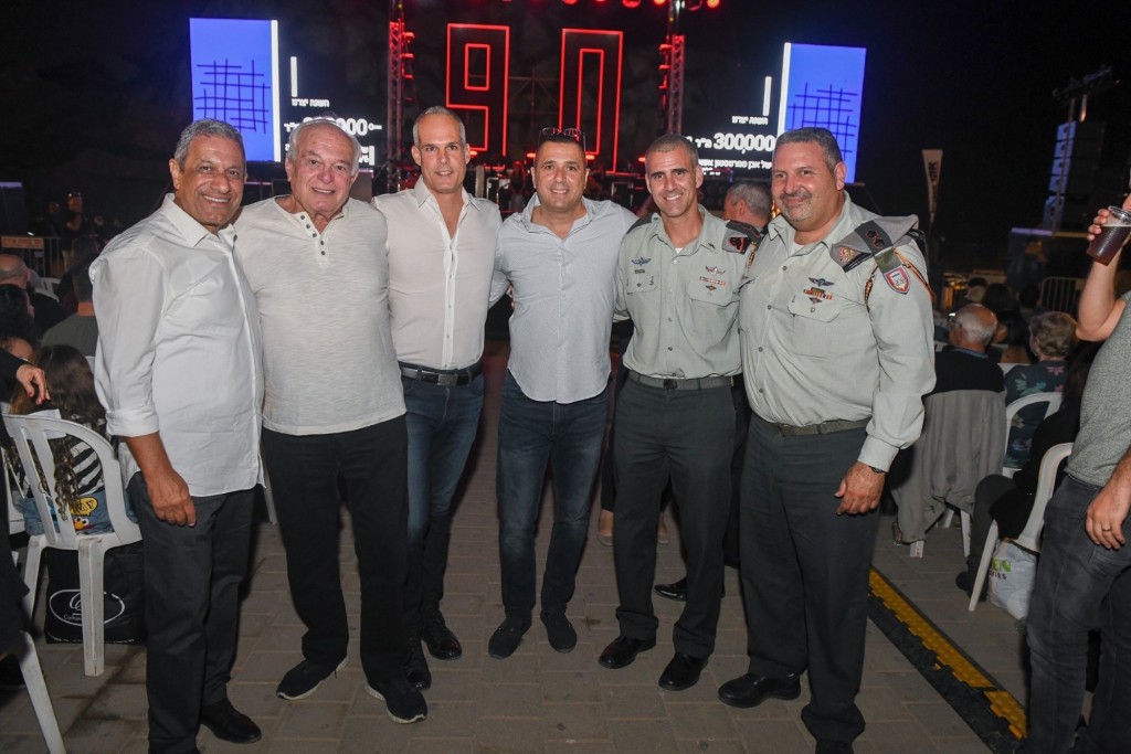 מימין עמוס לוי עידו מזרחי דובי זוודה צביקה וגיורא אקרשטיין ומאיר יצחק הלוי