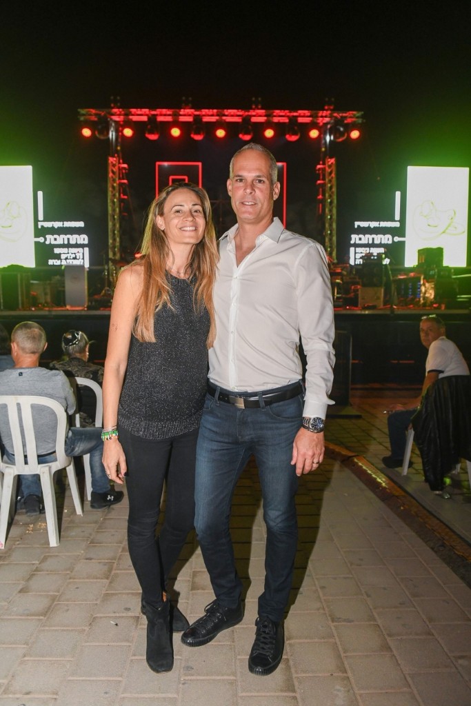 מימין צביקה וענת אקרשטיין